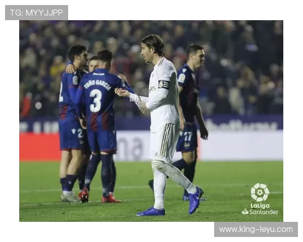 反弹手球判罚标准为何如此争议巨大？揭秘裁判判罚逻辑