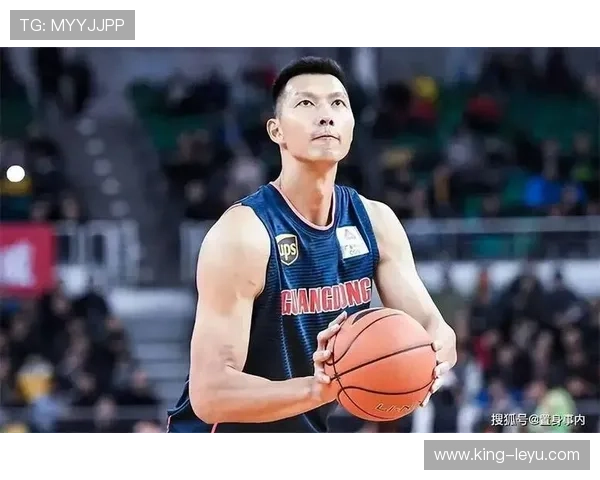 易建联家里这厨房比五星酒店还奢华，穿运动鞋都像踩金子一样