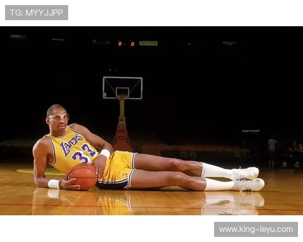 张伯伦场均得分创新高 战术单打主导篮下攻防转换